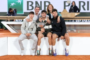 官方网站-包含阿扎伦卡连续十五场比赛得分超过夺冠，瑞士队不断突破！热度持续攀升的词条-官方网站